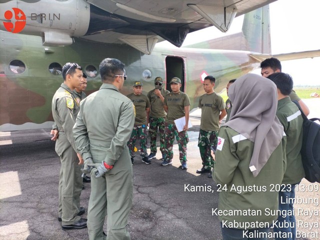 Tim BPBD Kalbar bersama dengan TNI AU melakukan TMC untuk adakan hujan buatan. Foto: Skadron Udara 4 Lanud Abd Saleh