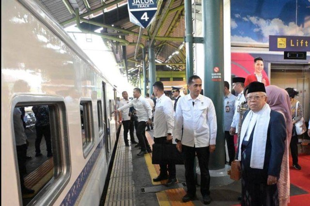 Wakil Presiden Ma'ruf Amin saat akan bertolak menggunakan kereta api dari Stasiun Gambir, Jakarta, ke Cirebon, Jawa Barat, Jumat (25/8/2023). Foto: ANTARA/HO-BPMI Setwapres