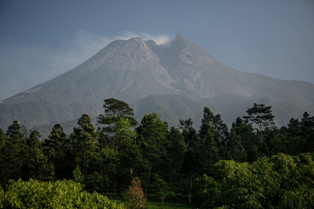 Asap solfatara keluar dari kubah lava Gunung Merapi terlihat dari Cangkringan, Sleman, DI Yogyakarta, Sabtu (26/8/2023). Foto: ANTARA FOTO/Hendra Nurdiyansyah