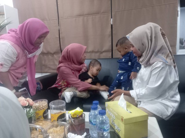 Siti Mauliah (kanan, baju putih) dan Diana (kedua kiri, baju pink). Masing-masing ibu ini memegang anak yang tertukar. Dok: Ist.