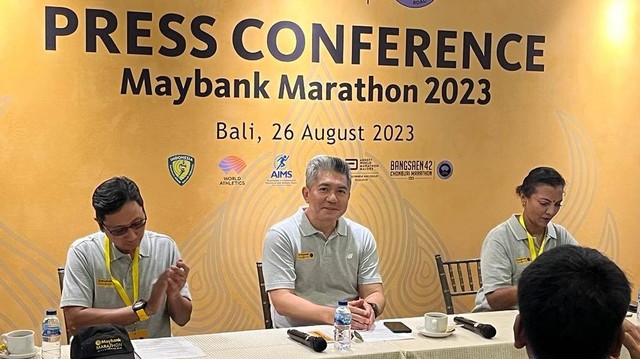 Presiden Direktur Maybank Indonesia, Taswin Zakaria (tengah), saat Konferensi Pers Maybank Marathon 2023 di Tanjung Benoa, Bali, pada 26 Agustus. Foto: Katondio Bayumitra Wedya/kumparan