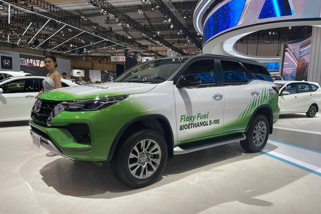 Toyota Fortuner Flexy Fuel yang bisa tenggak bahan bakar bioetanol 100 persen atau E100. Foto: Sena Pratama/kumparan