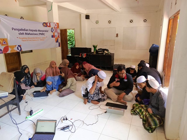 Mahasiswa UMM ajari anak-anak Panti Asuhan penggunaan Komputer. Sumber : Dokumentasi Pribadi