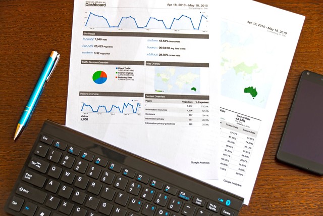 Gambar tahapan analisis dalam statistika (sumber: https://www.pexels.com/id-id/foto/dokumen-di-permukaan-kayu-95916/ )