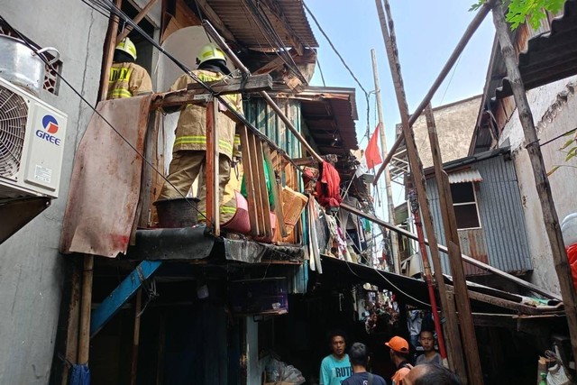 Rumah tinggal di Jalan Tangki RW 02, Taman Sari, Jakarta Barat, terbakar, Sabtu (26/8/2023). Foto: Dok. Istimewa