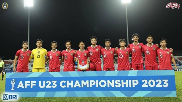 Pemain Timnas U-23 Indonesia berfoto bersama jelang menghadapi Vietnam pada Piala AFF, di Rayong Province Stadium, Thailand, Sabtu (26/8/2023). Foto: Instagram/@timnas.indonesia