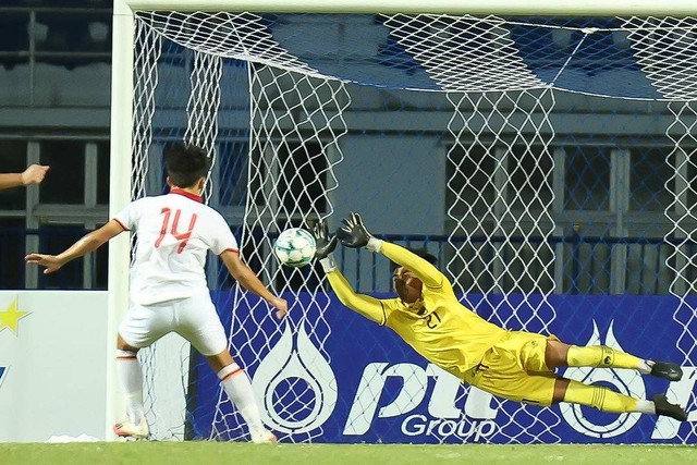 Kiper Timnas U-23 Indonesia Ernando Ari Sutaryadi menepis bola saat menghadapi Vietnam pada Piala AFF, di Rayong Province Stadium, Thailand, Sabtu (26/8/2023). Foto: Instagram/@timnas.indonesia