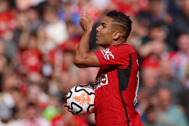 Pemain Manchester United Casemiro merayakan gol keduanya saat hadapi Nottingham Forest di Old Trafford, Manchester, Inggris, Sabtu (26/8/2023). Foto: Phil Noble/REUTERS