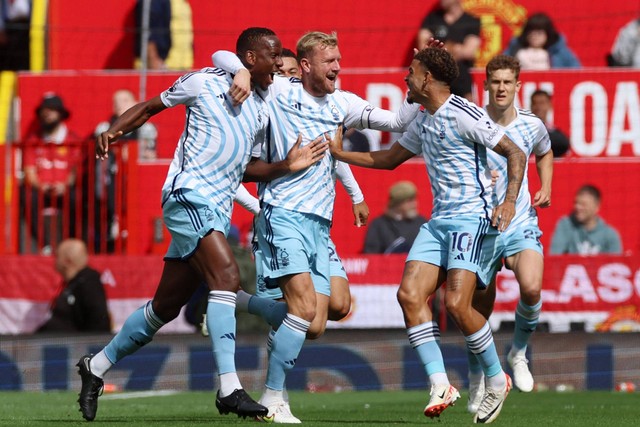 Pemain Nottingham Forest Willy Boly merayakan mencetak gol kedua mereka bersama Morgan Gibbs-White dan Joe Worrall di Old Trafford, Manchester, Inggris, Sabtu (26/8/2023). Foto: Phil Noble/REUTERS