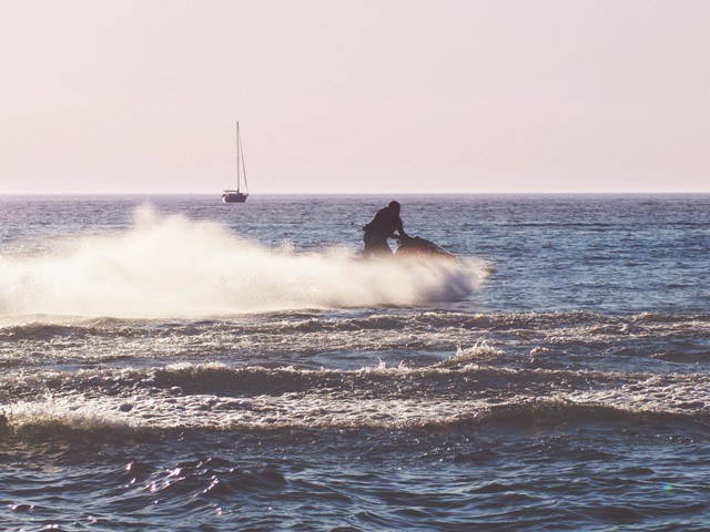 Ilustrasi Cara ke Jetski Cafe dengan KRL. Unsplash/Justin Heap.