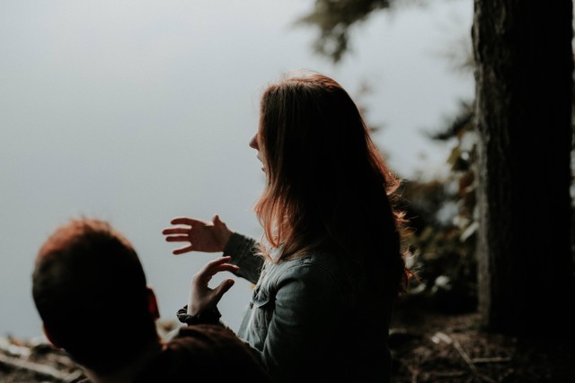 Ilustrasi Perbedaan Confess dan Nembak. Sumber: Unsplash