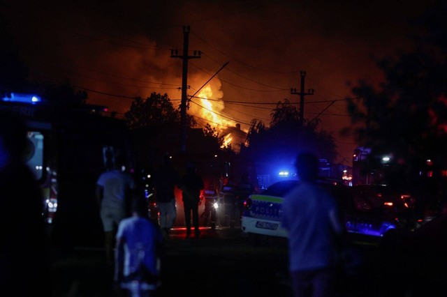 Api berkobar setelah ledakan di stasiun LPG di Crevedia, dekat Bukares, Rumania, Sabtu (26/8). Foto: Octav Ganea/Inquam via Reuters