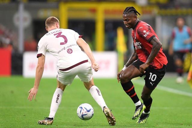 Pemain AC Milan Rafael Leao berusaha melewati pemain Torino Perr Schuurs. Foto: Daniele Mascolo/REUTERS