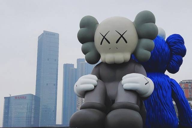Ilustrasi lokasi boneka raksasa KAWS. Sumber: Unsplash/Capricorn song