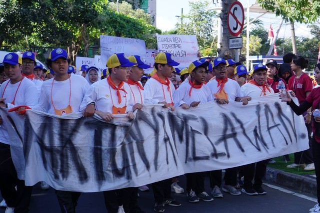 Simulasi aksi Mahasiswa Baru terhadap hasil tuntutan RUU Desa yang dilakukan di Kampus B Universitas Airlangga,jum'at (25/07/2023).