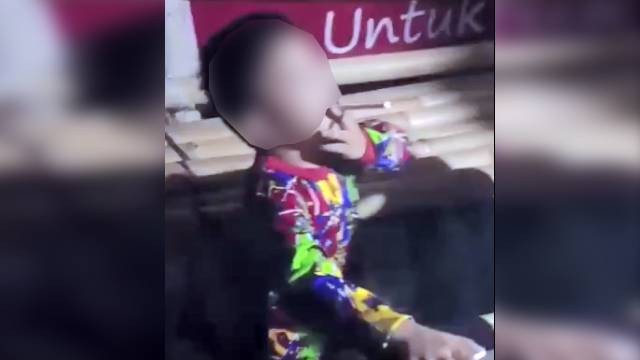 Potongan gambar dari video seorang anak batita di Sulawesi Utara merokok.