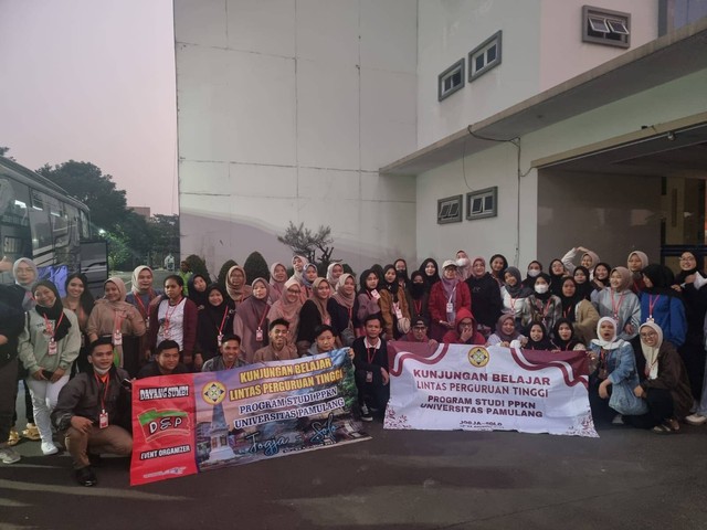 Foto bersama mahasiswa dan dosen prodi PPKN di kampus Unpam sebelum berangkat ke Yogyakarta