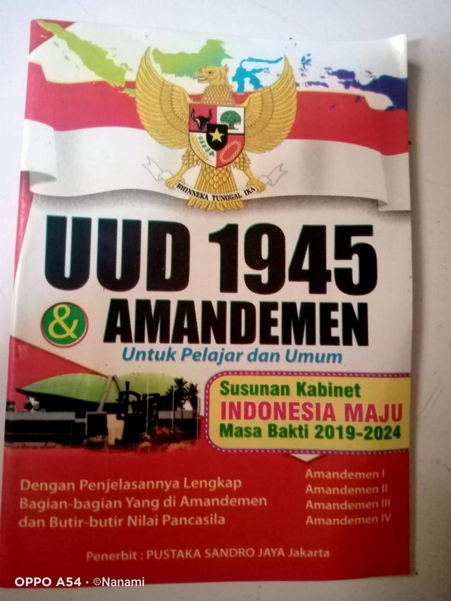 Buku Undang-Undang Dasar 1945 beserta pasal-pasal di negara Indonesia. Dokumentasi : Pribadi.