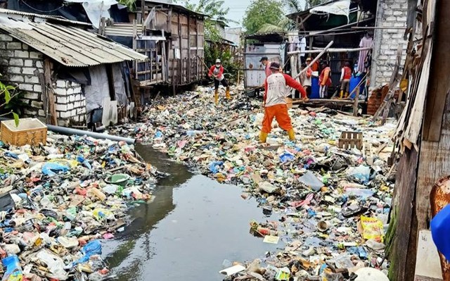 Ilustrasi. Salah satu sungai dengan limbah sampah plastik dan popok bayi yang banyak ditemukan di sungai Kalianak, Kota Surabaya,Foto: Diskominfo Kota Surabaya/Dokumen