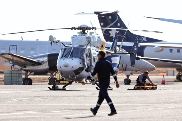 Helikopter Care Flight di landasan Bandara Internasional Darwin di Darwin pada 27 Agustus 2023. Foto: AFP/David Gray