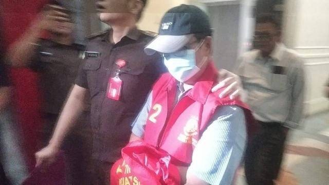 Sekretaris KONI Sumsel yang juga mendaftar sebagai caleg dari Partai Perindo saat akan di bawa ke Rutan klas 1 pakjo Palembang Suparman Romans, Foto : Istimewa