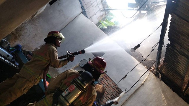 Petugas saat berupaya memadamkan api kebakaran dapur di Desa Plesungan, Kecamatan Kapas, Kabupaten Bojonegoro, Jawa Timur. Minggu (27/08/2023). (Aset: Istimewa)