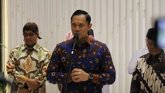 Bacapres dari Partai PKS Anies Baswedan, Agus Harimurti Yudhoyono (AHY), Presiden Partai Keadilan Sejahtera (PKS) Ahmad Syaikhu dan Hidayat Nur Wahid memberikan keterangan di di DPP PKS, Minggu (27/8/2023). Foto: Fitra Andrianto/kumparan