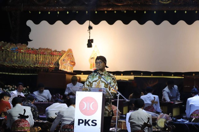 Bacapres dari Partai PKS Anies Baswedan memberi sambutan kepada para penonton wayang kulit di DPP PKS, Minggu (27/8/2023). Foto: Fitra Andrianto/kumparan