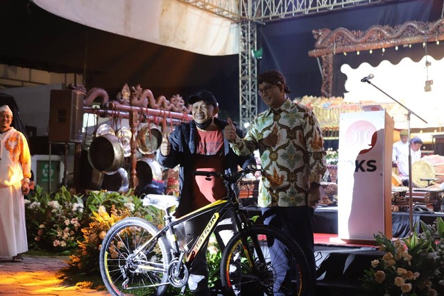 Bacapres dari Partai PKS Anies Baswedan memberi hadiah sepeda kepada penonton wayang kulit di DPP PKS, Minggu (27/8/2023). Foto: Fitra Andrianto/kumparan