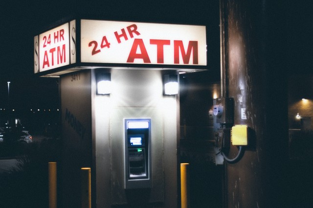 Ilustrasi Cara Tarik Uang di ATM BCA tanpa Kartu. Foto: Unsplash/José Reyes