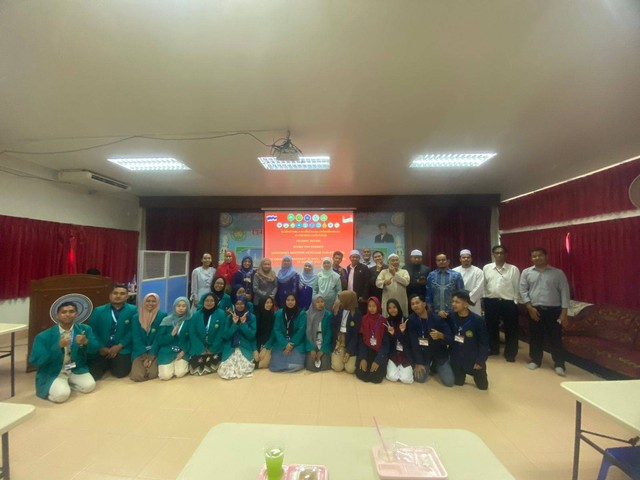 Peserta KKN Internasional berofoto bersama DPL dan AECI (Sumber : Dok. LUIKB UM Buton)