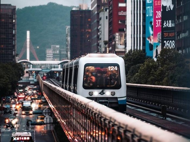 Ilustrasi jadwal MRT Jakarta. Sumber: unsplash.com/ Ian Lu