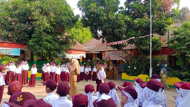 Kegiatan Upacara untuk Membentuk Karakter Budi Pekerti Siswa 