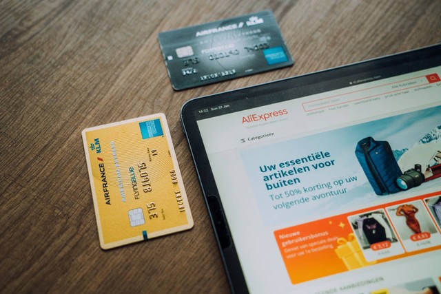 Ilustrasi Cara Mengaktifkan Kartu ATM Mandiri. Foto: Unsplash.com/CardMapr.nl