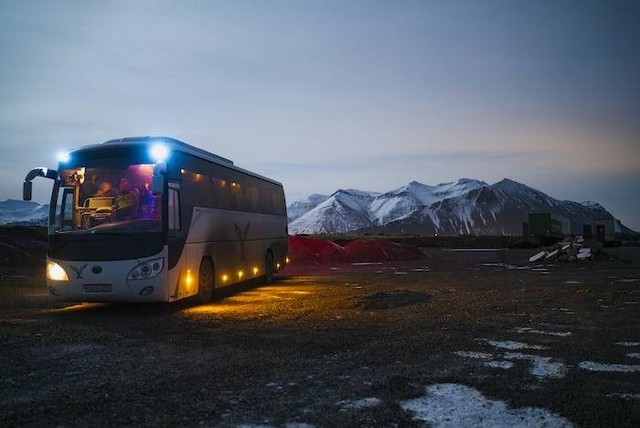 Ilustrasi jadwal bus Gunung Harta Wonosari-Bubulak 2023. Sumber: unsplash.com/ Juan Encalada