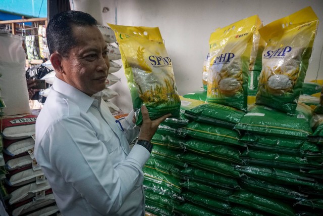 Direktur Utama Perum Bulog Budi Waseso melakukan monitoring ketersediaan stok beras di Pasar Perumnas Klender, Jakarta Timur, Senin (28/8/2023). Foto: Jamal Ramadhan/kumparan