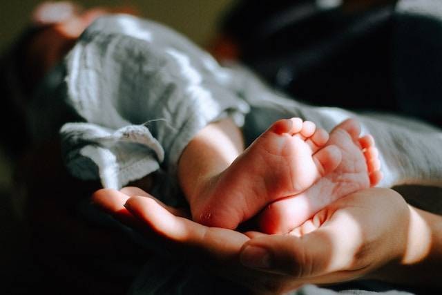 Ilustrasi ucapan selamat datang untuk bayi yang baru lahir, sumber foto: unsplash.com/Omar Lopez