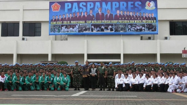 Presiden berfoto bersama seluruh Paspampres. Foto: Yudhistira Amran Saleh/kumparan