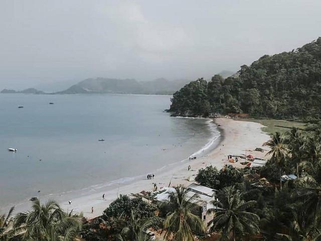 Salah satu keindahan pantai di Desa Kelawi, Lampung Selatan. | Foto : Dok. Kemenparekraf RI