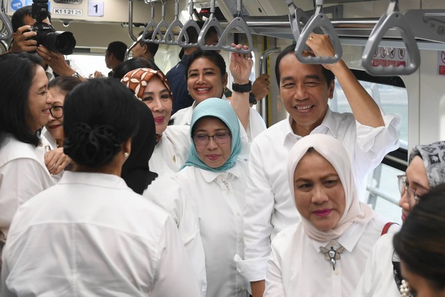 Presiden Jokowi (kanan) didampingi Ibu Negara Iriana Joko Widodo (kanan bawah) naik kereta LRT dari Stasiun Cawang menuju Stasiun Dukuh Atas meresmikan LRT Jabodebek di Jakarta, Senin (28/8/2023). Foto: Hafidz Mubarak A/ANTARA FOTO