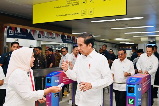 Presiden Jokowi didampingi Ibu Negara Iriana Jokowi berjalan keluar stasiun usai meresmikan LRT Jabodebek di Stasiun LRT Dukuh Atas, Jakarta, Senin (28/8/2023). Foto: Laily Rachev/Biro Pers Sekretariat Presiden