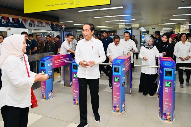 Presiden Jokowi didampingi Ibu Negara Iriana Jokowi berjalan keluar stasiun usai meresmikan LRT Jabodebek di Stasiun LRT Dukuh Atas, Jakarta, Senin (28/8/2023). Foto: Laily Rachev/Biro Pers Sekretariat Presiden
