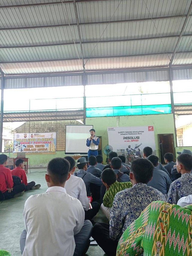 Febri Andrian Selaku Instruktur Safety Riding Sedang Menyampaikan Edukasi Keselamatan Berkendara. Foto: Dok. Astra Motor Kalbar