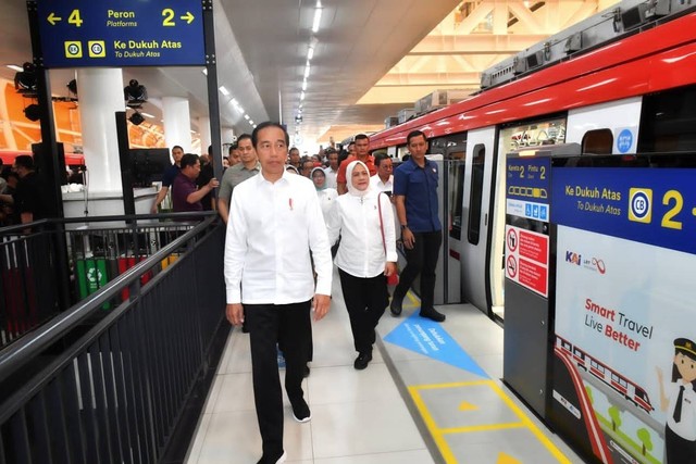 Presiden Joko Widodo saat meresmikan LRT Jabodebek di Stasiun Cawang, Jakarta, Senin (28/8/2023). Foto: Agus Suparto