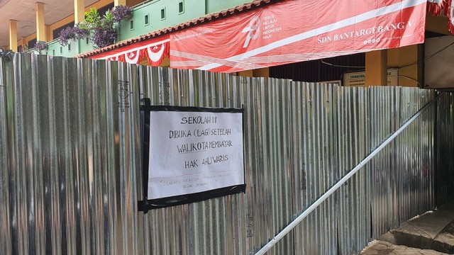 SD di Bekasi disegel ahli waris. Dok: kumparan.