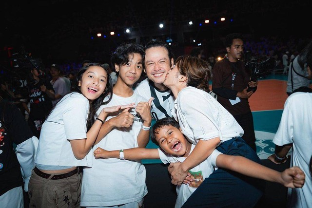 Dwi Sasono bersama keluarga usai pertandingan Bahkan Voli. Foto: Instagram/@thesasonosfam