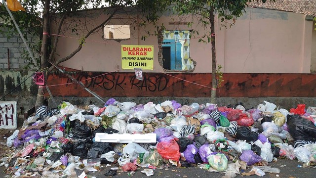 Tumpukan sampah di tepi Jalan Kusbini, Kota Yogyakarta, pada Senin (28/8) siang. Foto: Widi RH Pradana/Pandangan Jogja