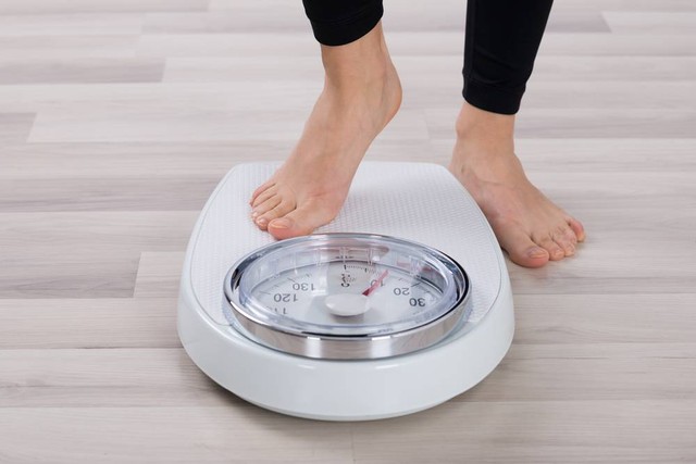 kuli Ilustrasi menimbang berat badan. Foto: Shutterstock