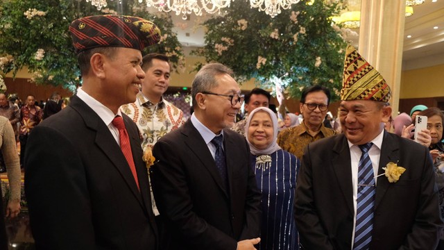 Mendag Zulkifli Hasan saat menghadiri resepsi pernikahan putra mantan Pj Gubernur Banten Nata Irawan, Muhammad Rizyantana Irawan dengan Nuruma di Sasana Kriya Mandira Ballroom, TMII pada Minggu (27/8). Foto: Kemendag RI