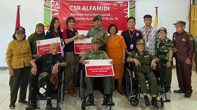 Penyaluran bantuan 3 kursi roda dari Alfamidi untuk veteran di Sulawesi Utara.